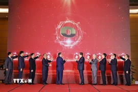 Chủ tịch Quốc hội Trần Thanh Mẫn, nguyên Tổng Bí thư Nông Đức Mạnh và các lãnh đạo, nguyên lãnh đạo Đảng, Nhà nước thực hiện nghi thức khai trương Bảo tàng Quốc hội Việt Nam. (Ảnh: Doãn Tấn/TTXVN)