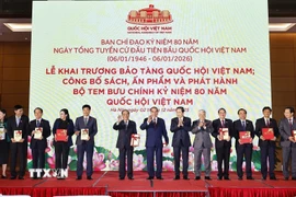 Chủ tịch Quốc hội Trần Thanh Mẫn trao sách tặng nguyên Tổng Bí thư Nông Đức Mạnh và các lãnh đạo, nguyên lãnh đạo Đảng, Nhà nước. (Ảnh: Doãn Tấn/TTXVN)
