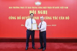 Ông Đỗ Văn Chiến, Ủy viên Bộ Chính trị, Bí thư Trung ương Đảng, Bí thư Đảng ủy MTTQ, các đoàn thể Trung ương, Chủ tịch Ủy ban Trung ương MTTQ Việt Nam trao Quyết định cho ông Bùi Duy Đông. (Nguồn: Đại đoàn kết)