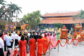 Các đại biểu cùng nhân dân và du khách dâng hương tưởng niệm Đức Quan lớn Tuần Tranh tại hội Đền Tranh 2026. (Ảnh: Mạnh Tú/TTXVN)