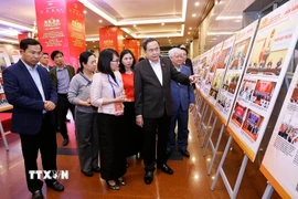 Chủ tịch Quốc hội Trần Thanh Mẫn kiểm tra khu trưng bày ảnh về hoạt động của Quốc hội chuẩn bị cho Lễ trao giải. (Ảnh: Doãn Tấn/TTXVN)
