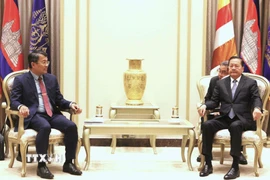 Phó Thủ tướng Campuchia Neth Savoeun (phải) tiếp Ủy viên Trung ương Đảng, Thứ trưởng Thường trực Bộ Ngoại giao Việt Nam Nguyễn Minh Vũ. (Ảnh: Hoàng Minh/TTXVN)