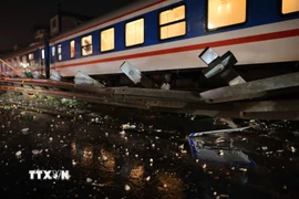 Hiện trường vụ tai nạn giao thông giữa tàu hỏa và ôtô tải xảy ra tại Quốc lộ 1A (đoạn qua thôn Yên Phú, xã Ngọc Hồi, thành phố Hà Nội). (Ảnh: Phạm Tuấn Anh/TTXVN)