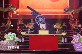 Nghi thức khai hỏa thần công. (Ảnh: Huỳnh Sơn/TTXVN)