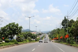 Một đoạn trên tuyến giao thông trục chính Nam-Bắc đảo Phú Quốc (Kiên Giang). (Ảnh: Lê Huy Hải/TTXVN)