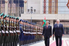 Tổng Bí thư Tô Lâm và Tổng thống Belarus Aleksandr Lukashenko duyệt Đội danh dự. (Ảnh: Thống Nhất/TTXVN)