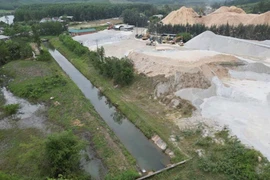 Nước thải từ khu vực mỏ đá Vạn Lý được nối ống xuống mương thủy lợi. (Ảnh: TTXVN)