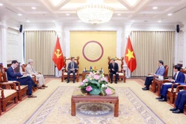 Chánh án Tòa án Nhân dân Tối cao Lê Minh Trí tiếp Đại sứ Liên minh châu Âu tại Việt Nam Julien Guerrier. (Ảnh: Phạm Kiên/TTXVN)