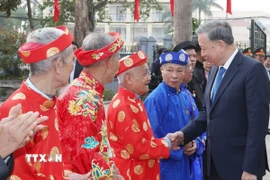 Tổng Bí thư Tô Lâm với nhân dân xã Phạm Hồng Thái, huyện Khoái Châu. (Ảnh: Thống Nhất/TTXVN)