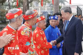 Tổng Bí thư Tô Lâm với nhân dân xã Phạm Hồng Thái, huyện Khoái Châu. (Ảnh: Thống Nhất/TTXVN)