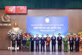 Tổng Bí thư Tô Lâm và Thủ tướng Phạm Minh Chính chúc mừng Ban Thường vụ Hiệp hội Dữ liệu Quốc gia nhiệm kỳ 2025-2030. (Ảnh: Thống Nhất/TTXVN)