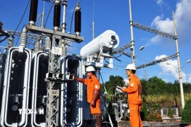 Kiểm tra vận hành các công trình điện 110kV tại các tỉnh miền Trung-Tây Nguyên. (Ảnh: TTXVN phát)