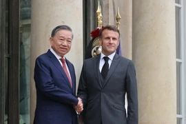 Sáng 7/10/2024, giờ địa phương (chiều 7/10, giờ Hà Nội), tại Điện Elysee ở thủ đô Paris, Tổng Bí thư, Chủ tịch nước Tô Lâm dự Lễ đón trọng thể do Tổng thống Cộng hòa Pháp Emmanuel Macron chủ trì. (Ảnh: Trí Dũng/TTXVN)