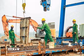 Máy móc, nhân lực của nhà thầu chia thành nhiều mũi, phấn đấu hoàn thành bệ trụ cầu Thượng Cát trước ngày 30/6/2026 và hợp long cầu dự kiến vào ngày 20/9/2026. (Ảnh: Trung Nguyên/TTXVN) 
