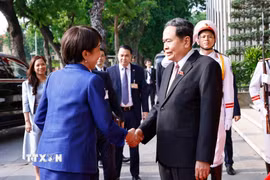 Chủ tịch Quốc hội Trần Thanh Mẫn đón Thủ tướng Nhật Bản Takaichi Sanae. (Ảnh: Doãn Tấn/TTXVN)
