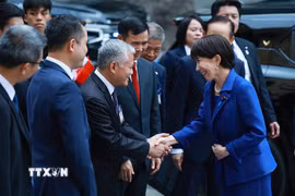 Thủ tướng Nhật Bản Takaichi Sanae đến thăm và phát biểu chính sách tại Đại học Quốc gia Hà Nội. (Ảnh: Dương Giang/TTXVN)