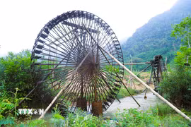 Vị trí những cọn nước luôn nằm bên bờ suối, không nằm ở vị trí giữa dòng chảy và được khảo sát kỹ để vừa tiết kiệm chi phí, công sức lắp đặt, vừa đảm bảo sự vận hành lâu dài, liên tục, bền bỉ của cọn nước. (Ảnh: Xuân Tiến/TTXVN)