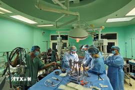 Toàn cảnh một ca phẫu thuật ghép tim tại Bệnh viện Trung ương Huế. (Ảnh: Mai Trang/TTXVN)