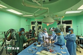 Toàn cảnh một ca phẫu thuật ghép tim tại Bệnh viện Trung ương Huế. (Ảnh: Mai Trang/TTXVN)