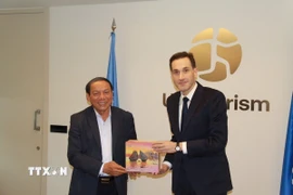 Bộ trưởng Nguyễn Văn Hùng tặng quà ông ông Beka Jakeli - Trưởng Ban Đối ngoại UN Tourism. (Ảnh: TTXVN phát)