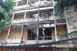 Một số đoạn lan can chung cư Vĩnh Hội (phường Vĩnh Hội) đã không còn nên được rào chắn tạm thời để phòng tránh nguy hiểm. (Ảnh: Thanh Vũ/TTXVN)