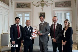 Tỉnh trưởng Meuse, ông Xavier Delarue đón tiếp đoàn công tác của Đại sứ quán Việt Nam do Đại sứ Đinh Toàn Thắng dẫn đầu. (Ảnh: Ngọc Hiệp/TTXVN)