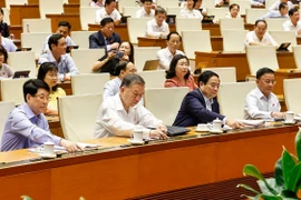 Tổng Bí thư Tô Lâm. Chủ tịch nước Lương Cường, Thủ tướng Phạm Minh Chính và đại biểu ấn nút thông qua các nghị quyết và luật. (Ảnh: Doãn Tấn/TTXVN)