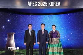 Chủ tịch nước Lương Cường và Tổng thống Hàn Quốc Lee Jae-myung cùng Phu nhân chụp ảnh chung. (Ảnh: Lâm Khánh/TTXVN)