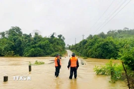 Các đơn vị đồn Biên phòng trên hai tuyến biên giới của tỉnh Quảng Trị đã triển khai lực lượng chốt chặn tại các điểm ngập tràn, khu vực xung yếu. (Ảnh: TTXVN phát)