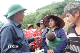 Phó Thủ tướng Hồ Quốc Dũng tặng quà cho nhân dân 5 thôn bị cô lập của xã Ngọc Linh. (Ảnh: Phạm Cường/TTXVN)