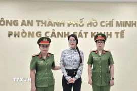 Công an Thành phố Hồ Chí Minh đọc quyết định khởi tố vụ án, khởi tố bị can và thi hành Lệnh bắt đối với bị can Trương Ngọc Ánh. (Ảnh: TTXVN phát)