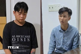 Hai đối tượng cướp giật Trương Vũ Khánh và Lê Quốc Trung Kiên tại cơ quan công an. (Ảnh: TTXVN phát)