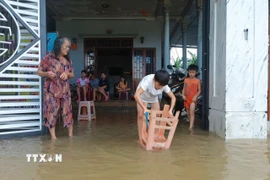Người dân Huế tất bật dọn dẹp nhà cửa sau lũ. (Ảnh: Hải Âu/TTXVN)