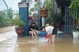 Người dân Huế tất bật dọn dẹp nhà cửa sau lũ. (Ảnh: Hải Âu/TTXVN)