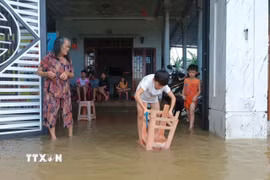 Người dân Huế tất bật dọn dẹp nhà cửa sau lũ. (Ảnh: Hải Âu/TTXVN)