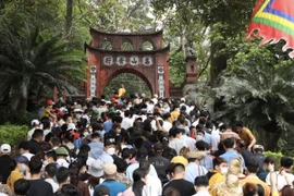 Hàng nghìn du khách chen chân đến dâng hương tại Đền Hùng vào ngày Giỗ Tổ 10/3 âm lịch. (Ảnh: Minh Quyết/TTXVN)