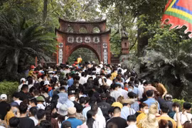 Hàng nghìn du khách chen chân đến dâng hương tại Đền Hùng vào ngày Giỗ Tổ 10/3 âm lịch. (Ảnh: Minh Quyết/TTXVN)