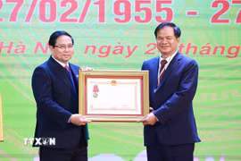 Thủ tướng Phạm Minh Chính trao tặng Huân chương Lao động hạng Ba cho Phó Giáo sư-Tiến sỹ Đào Xuân Cơ, Giám đốc Bệnh viện Bạch Mai. (Ảnh: Dương Giang/TTXVN)