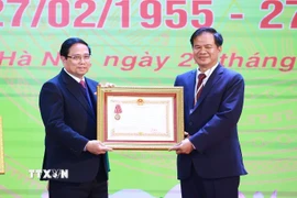 Thủ tướng Phạm Minh Chính trao tặng Huân chương Lao động hạng Ba cho Phó Giáo sư-Tiến sỹ Đào Xuân Cơ, Giám đốc Bệnh viện Bạch Mai. (Ảnh: Dương Giang/TTXVN)