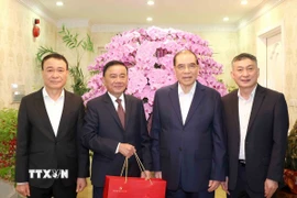 Thường trực Ban Bí thư Trần Cẩm Tú thăm, chúc Tết gia đình nguyên Tổng Bí thư Nông Đức Mạnh. (Ảnh: Phương Hoa/TTXVN)