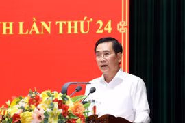 Phó Bí thư Thường trực Tỉnh ủy Ninh Thuận Phạm Văn Hậu thông qua Tờ trình của Ban Thường vụ về nội dung lấy ý kiến tại hội nghị. (Ảnh: Công Thử/TTXVN)