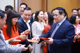 Thủ tướng Phạm Minh Chính chúc Tết lãnh đạo, cán bộ, nhân viên Văn phòng Chính phủ. (Ảnh: Dương Giang/TTXVN)