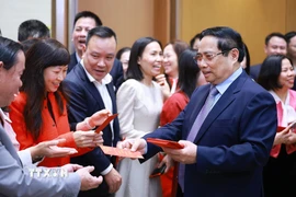 Thủ tướng Phạm Minh Chính chúc Tết lãnh đạo, cán bộ, nhân viên Văn phòng Chính phủ. (Ảnh: Dương Giang/TTXVN)