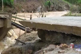 Sập cầu ở Quảng Ngãi, gần 300 hộ dân xã Sơn Hà bị cô lập