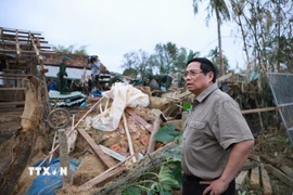 Thủ tướng Phạm Minh Chính thăm nhà người dân bị sập hoàn toàn do mưa lũ tại thôn Phú Hữu, xã Hòa Thịnh, tỉnh Đắk Lắk. (Ảnh: Dương Giang/TTXVN)