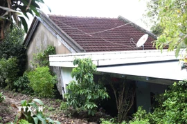 Một căn nhà bị sụt lún hoàn toàn sau trận mưa lũ lịch sử ở Đắk Lắk. (Ảnh: Tuấn Anh/TTXVN)