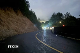 Đoạn đường đèo Mimosa tại km226+500-km226+800 bị đứt gãy hiện đã được thay thế bằng đường mới, đủ cho các phương tiện lưu thông 2 chiều. (Ảnh: Nguyễn Dũng/TTXVN)