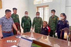 Đối tượng Nguyễn Tấn Thành bị lực lượng chức năng bắt giữ. (Ảnh: TTXVN phát)