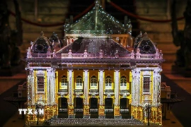 Ánh sáng, âm thanh và hình ảnh sống động được sử dụng để tái hiện lịch sử hình thành và phát triển của nhà hát qua các thời kỳ, từ thời Pháp thuộc cho đến ngày nay. (Ảnh: Khánh Hòa/TTXVN)