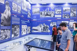 Người dân và du khách tham quan, tìm hiểu các mốc lịch sử tiêu biểu trong hành trình phát triển của Thông tấn xã Việt Nam. (Ảnh: Hoàng Hiếu/TTXVN)